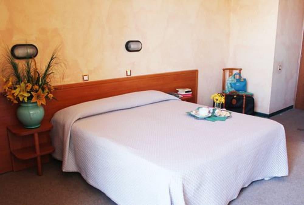 Hotel Plaza Pesaro Esterno foto